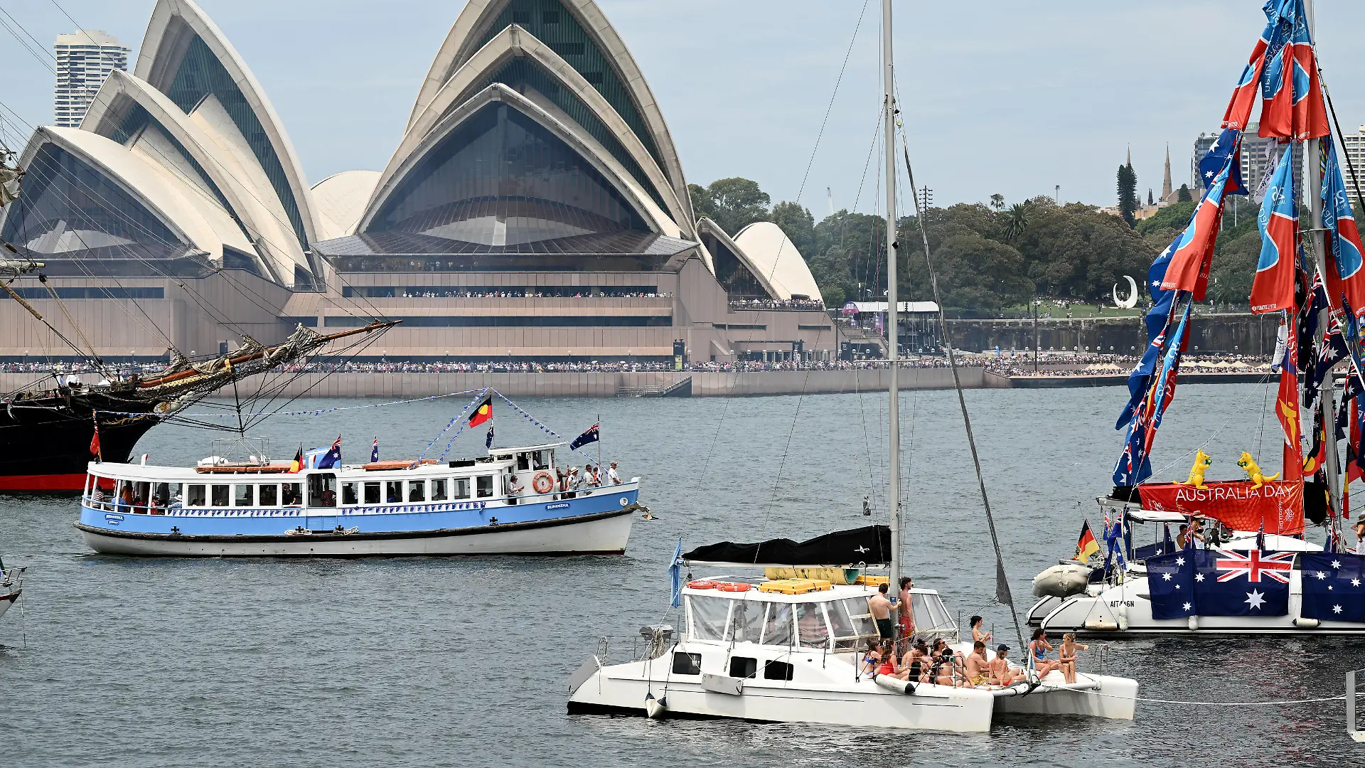 AUSTRALIA DAY 2024 SYDNEY, Spectator craft are seen sailing on Sydney harbour, on Australia Day in Sydney, Friday, January 26, 2024. ACHTUNG: NUR REDAKTIONELLE NUTZUNG, KEINE ARCHIVIERUNG UND KEINE BUCHNUTZUNG SYDNEY NSW AUSTRALIA PUBLICATIONxNOTxINxAUSxNZLxPNGxFIJxVANxSOLxTGA Copyright: xDANxHIMBRECHTSx 20240126001893724621