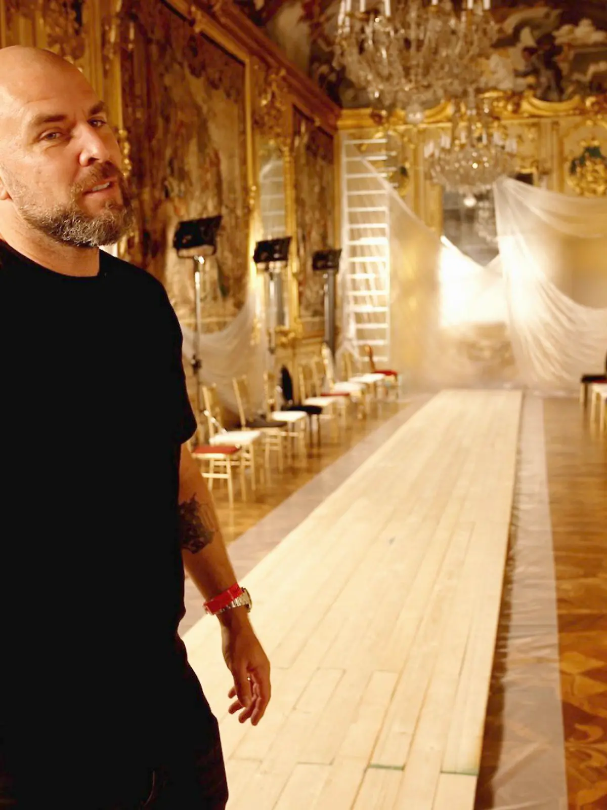 Felix Hutt auf dem Catwalk von Roberto Cavalli  _ in Mailand, zur Fashionweek.

Die Verwendung des sendungsbezogenen Materials ist nur mit dem Hinweis und Verlinkung auf RTL+ gestattet.