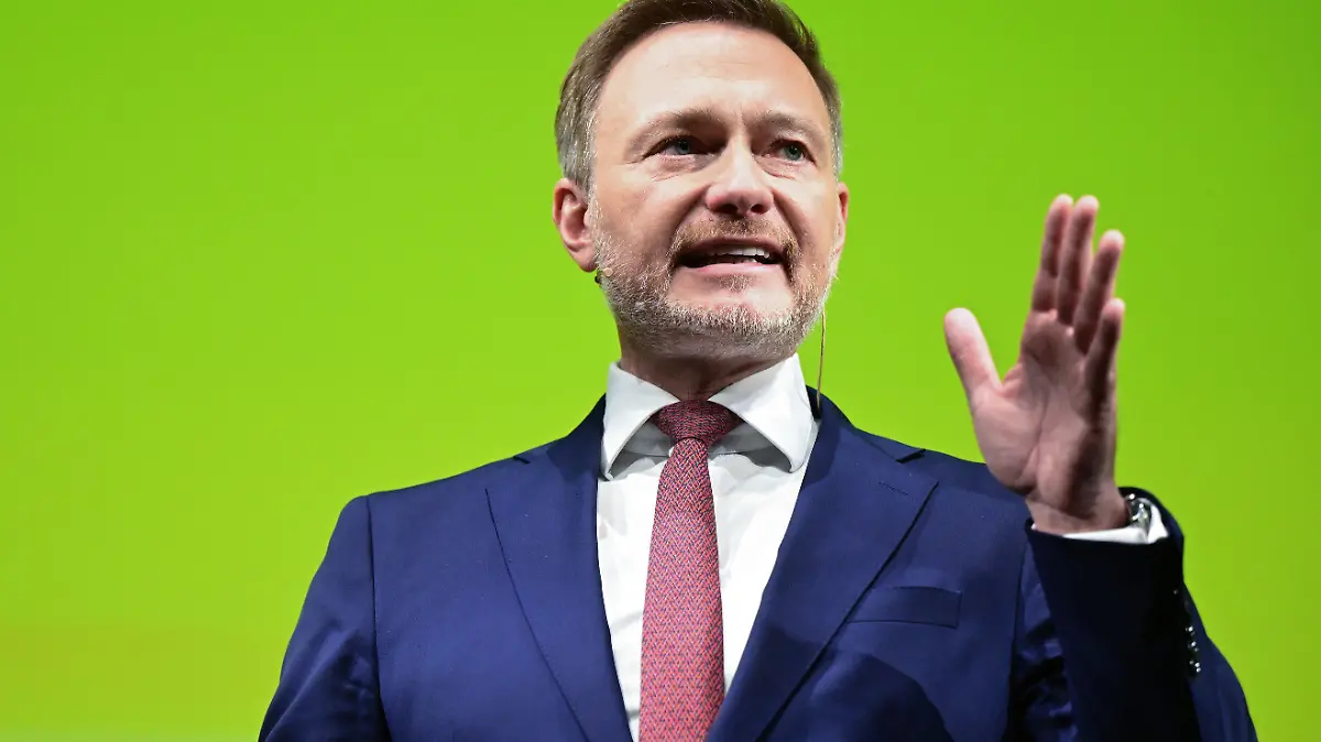 ARCHIV - 06.01.2024, Baden-Württemberg, Stuttgart: Christian Lindner, Bundesvorsitzender der FDP, spricht beim Dreikönigstreffen der FDP im Opernhaus. (zu dpa: «Lindner fordert schnellen Bürokratieabbau für Unternehmen») Foto: Bernd Weißbrod/dpa +++ dpa-Bildfunk +++
