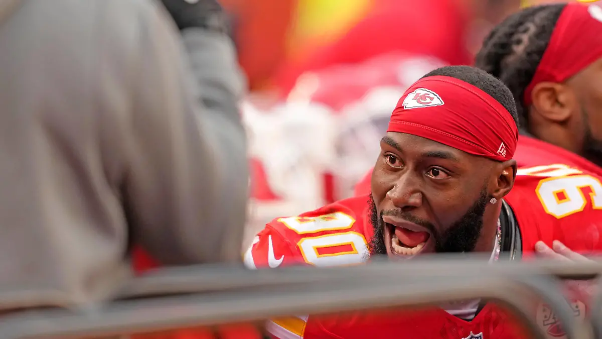 Kansas City Chiefs defensive end Charles Omenihu 90 fires up the defense in the first quarter against the Cincinnati Bengals at Arrowhead Stadium in Kansas City, Missouri on Sunday, December 31, 2023. The Chiefs defeated the Bengals 25-17. PUBLICATIONxINxGERxSUIxAUTxHUNxONLY KCP20231231131 JONxROBICHAUD