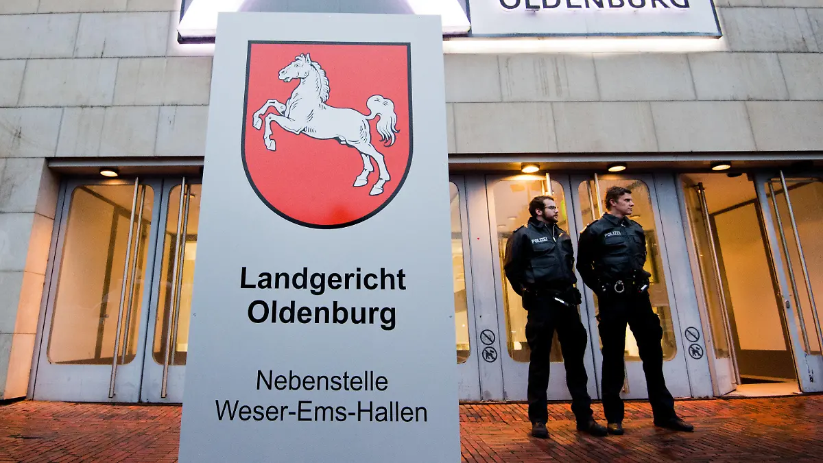 30.10.2018, Niedersachsen, Oldenburg: Polizisten stehen vor den Weser-Ems-Hallen zum Prozessauftakt gegen den wegen vielfachen Mordes Angeklagten Niels Högel. Der Prozess des Landgerichtes findet wegen der zahlreichen Prozessbeteiligten in den Weser-Ems-Hallen statt. Die Staatsanwaltschaft hat den Ex-Krankenpfleger wegen Mordes an 100 Patienten an Kliniken in Delmenhorst und Oldenburg angeklagt. Foto: Julian Stratenschulte/dpa +++ dpa-Bildfunk +++