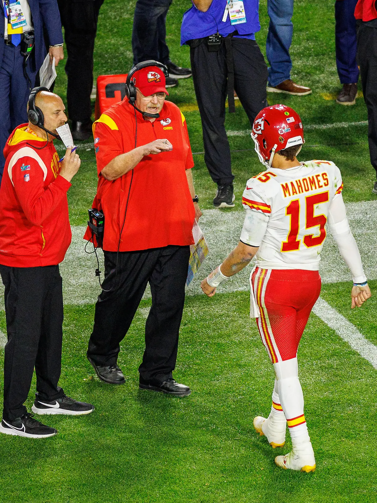 GLENDALE, AZ - FEBRUARY 12: Kansas City Chiefs head coach Andy Reid discusses a play call with Kansas City Chiefs quarterback Patrick Mahomes 15 during Super Bowl LVII between the Philadelphia Eagles and the Kansas City Chiefs on Sunday, February 12th, 2023 at State Farm Stadium in Glendale, AZ. Photo by Adam Bow/Icon Sportswire NFL, American Football Herren, USA FEB 12 Super Bowl LVII - Eagles vs Chiefs Icon2302123593