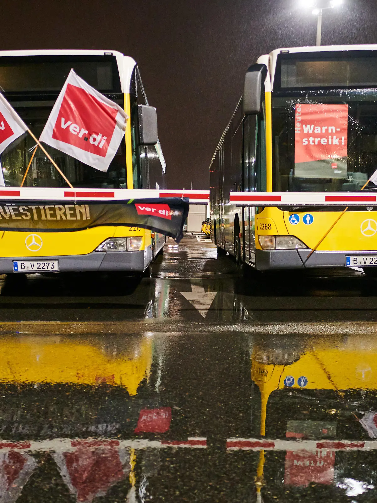 ARCHIV - 09.10.2020, Berlin: Busse mit Verdi-Fahnen stehen hinter einer Schranke an der Einfahrt zum Betriebshof der Berliner Verkehrsbetriebe (BVG) in Lichtenberg. Im öffentlichen Personennahverkehr kommt es am Freitag wegen eines Warnstreiks fast deutschlandweit zu Einschränkungen. Zu der Aktion rief die Gewerkschaft Verdi am Montag auf. Foto: Annette Riedl/dpa +++ dpa-Bildfunk +++