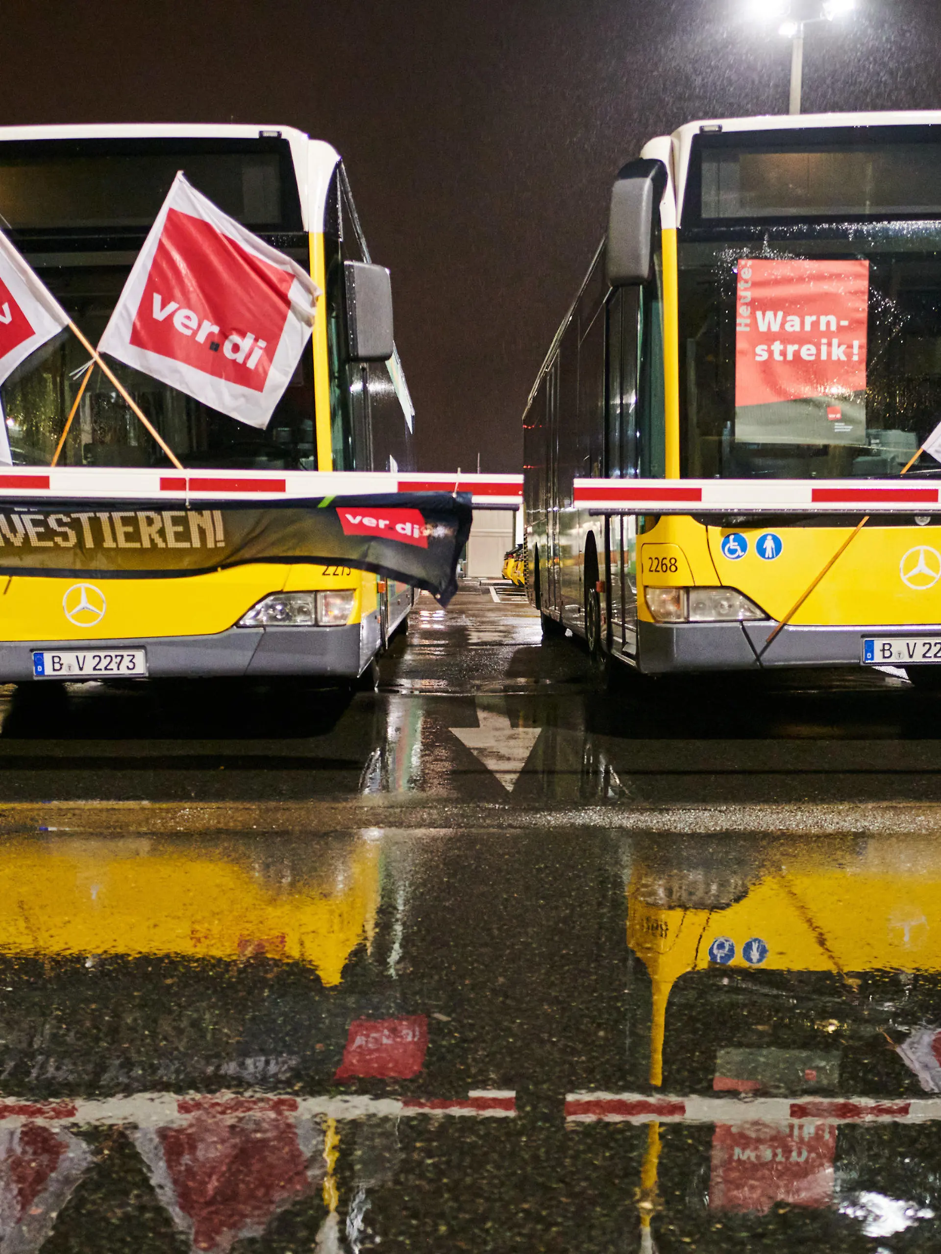 ARCHIV - 09.10.2020, Berlin: Busse mit Verdi-Fahnen stehen hinter einer Schranke an der Einfahrt zum Betriebshof der Berliner Verkehrsbetriebe (BVG) in Lichtenberg. Im öffentlichen Personennahverkehr kommt es am Freitag wegen eines Warnstreiks fast deutschlandweit zu Einschränkungen. Zu der Aktion rief die Gewerkschaft Verdi am Montag auf. Foto: Annette Riedl/dpa +++ dpa-Bildfunk +++