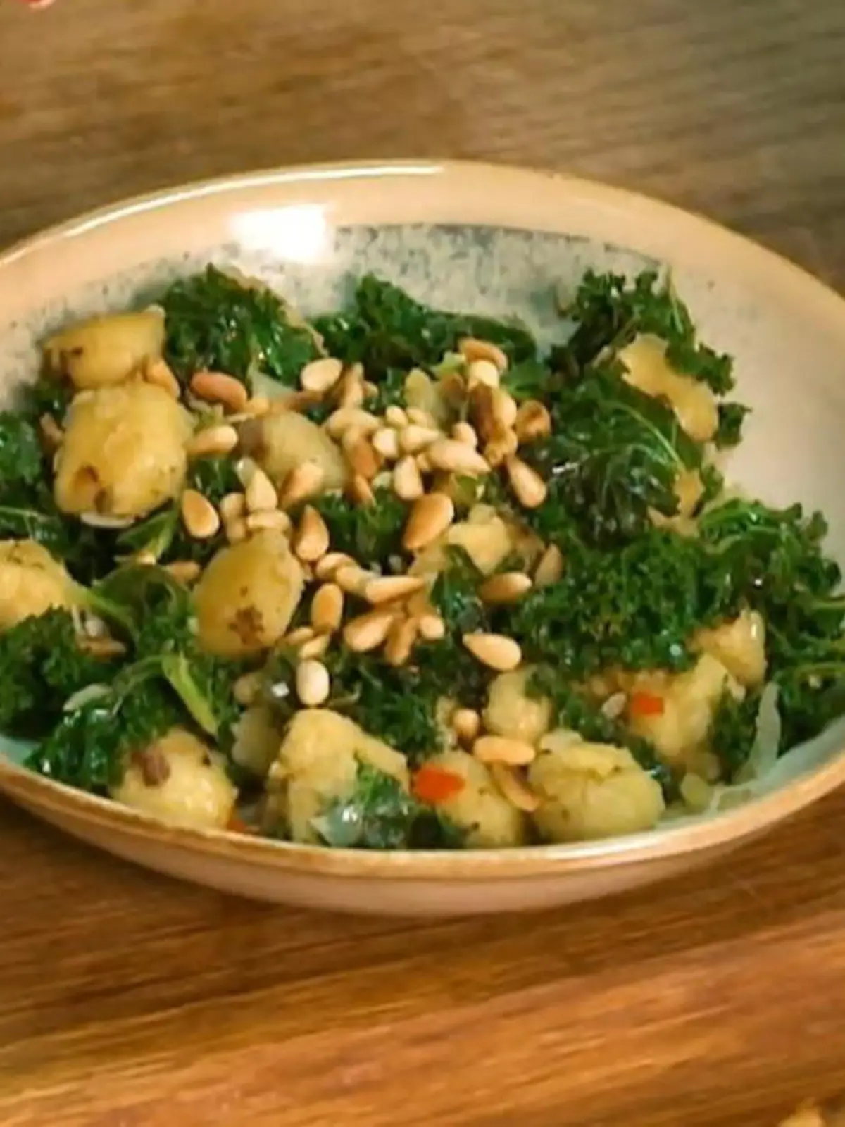 Köstlich angebratene Gnocchi, angerichtet mit gesundem Grünkohl. Verfeinert mit Pinienkernen und Käse – ein kulinarischer Traum. Dieses leckere Gericht ist nicht nur lecker, sondern auch vegetarisch und einfach zuzubereiten. Und so gehts!