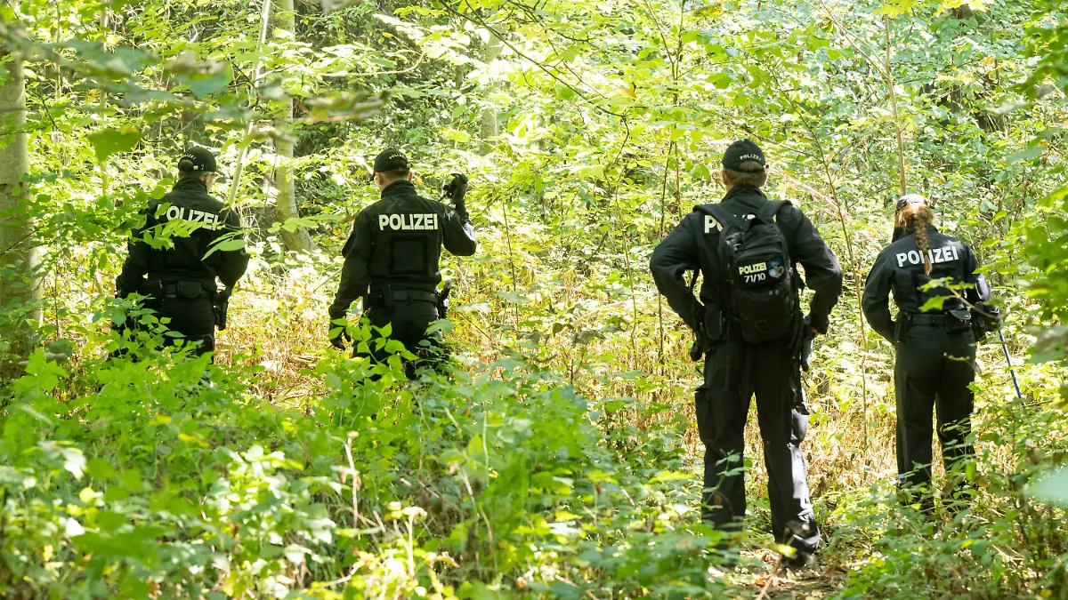 ARCHIV - 23.08.2022, Bayern, Ingolstadt: Polizisten durchsuchen ein Waldstück nach Spuren und Gegenständen. In der Nähe war am 16.08.2022 eine weibliche Leiche in einem Auto entdeckt worden. Der Fall wird ab 16. Januar in einem aufwendigen Mordprozess am Landgericht Ingolstadt verhandelt. Einer jungen Frau wird in dem Prozess vorgeworfen, dass sie untertauchen und ihren Tod vortäuschen wollte. Deswegen soll sie über ein soziales Netzwerk Kontakt zu einer Frau in Baden-Württemberg, die ihr ähnlich sieht, aufgenommen haben. Dann soll sie die Doppelgängerin gemeinsam mit einem Bekannten getötet haben. (zu dpa «Gericht verhandelt mehrere Monate Prozess um Mord an Doppelgängerin») Foto: Peter Kneffel/dpa +++ dpa-Bildfunk +++