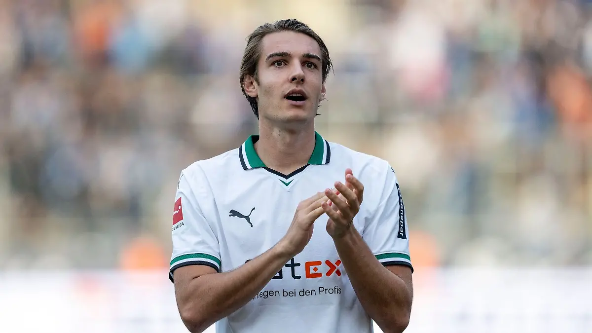 Florian Neuhaus jubelt nach dem Schlusspfiff im Vonovia Ruhrstadion.