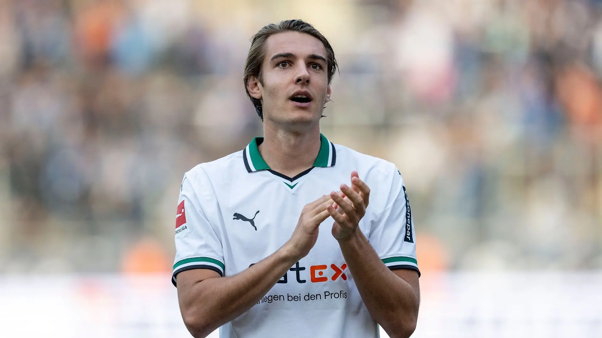 Florian Neuhaus jubelt nach dem Schlusspfiff im Vonovia Ruhrstadion.