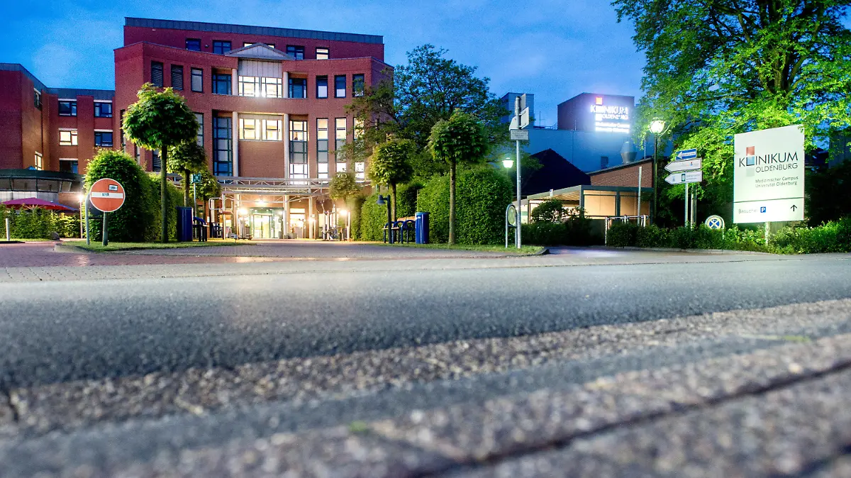 ARCHIV - 17.05.2019, Niedersachsen, Oldenburg: Blick auf das Klinikum Oldenburg. Wegen der Morde des Ex-Krankenpflegers Niels Högel müssen sich sieben Verantwortliche und Mitarbeiter der Kliniken Oldenburg und Delmenhorst vor Gericht verantworten. (zu dpa: «Klinikmorde: Gericht prüft Mitschuld von Ex-Vorgesetzten») Foto: Hauke-Christian Dittrich/dpa +++ dpa-Bildfunk +++