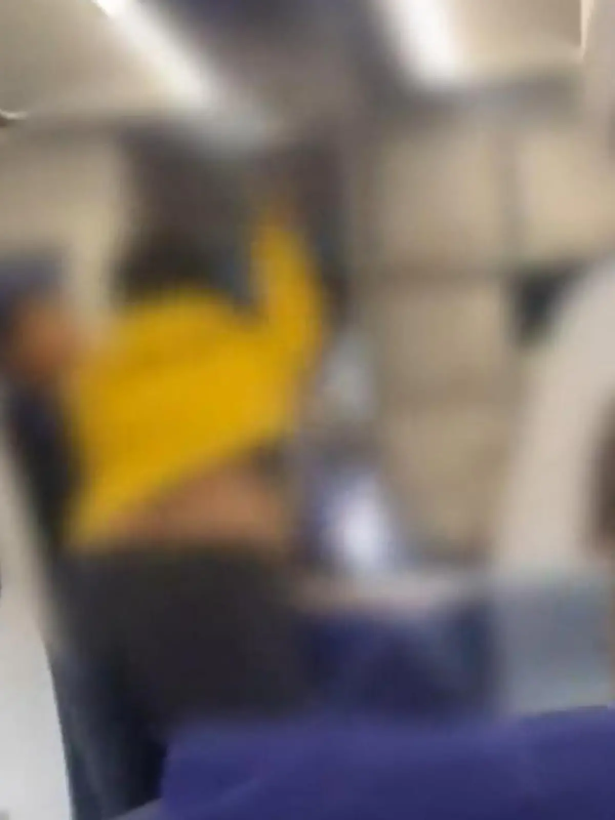 Dicke Luft an Bord!
Während der Pilot einer Indigo-Maschine um Verständnis bittet, dass der Flug sich wegen Nebelaufkommen verzögert, ist die Geduld dieses Passagiers bereits am Ende. Wie von der Tarantel gestochen geht er auf den Mann los und knallt ihm eine.