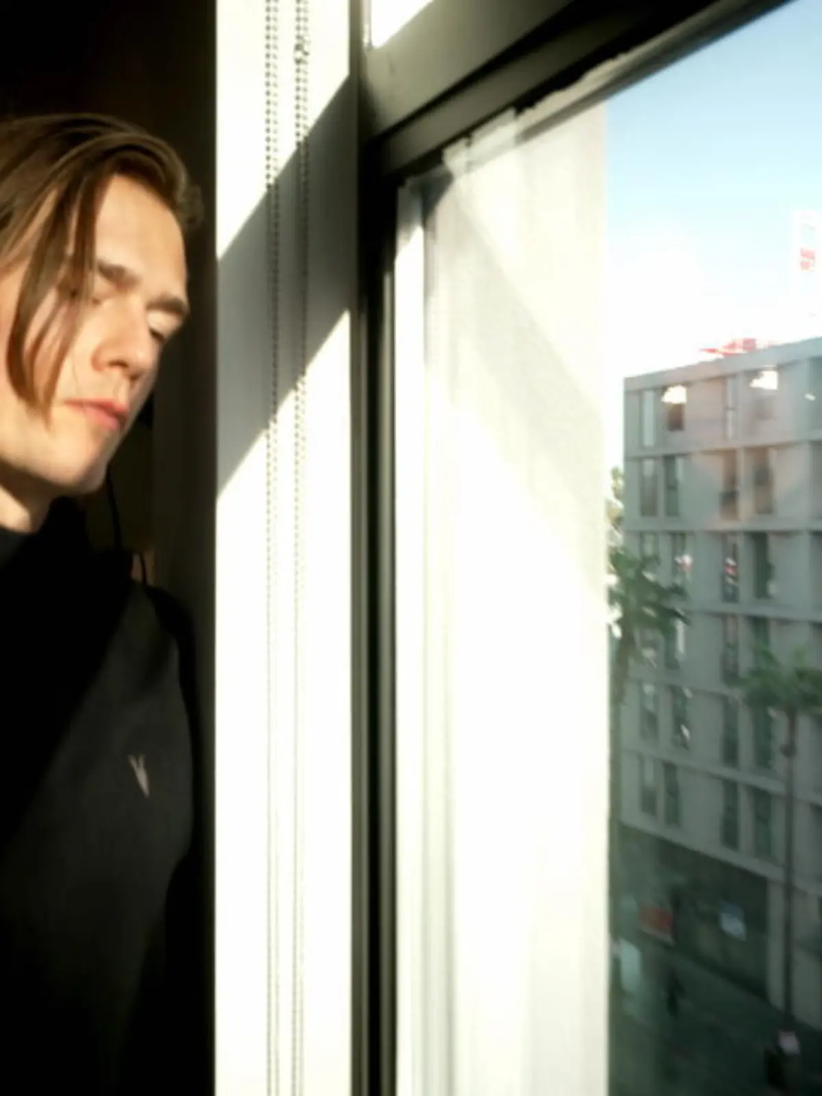 Das Leben der berühmten Supermodels ist eines voller Glamour und Action. Doch der Weg dahin ist lang und steinig. Felix Hutt und sein Team decken in der neuen Investigativreportage die dunklen Seiten der glitzernden Modelwelt auf.