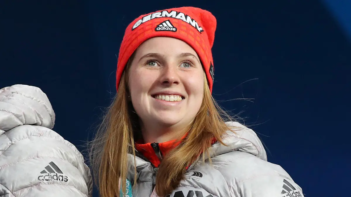 17.03.2018, Südkorea, Pyeongchang: 17.03.2018, Südkorea, Pyeongchang: Paralympics, Olympic Stadium. Clara Klug und ihr Guide Martin Härtl aus Deutschland freuen sich über ihre Bronzemedaille im Biathlon 12,5 km Damen, sehbehindert. (zu dpa: «Para-Biathlon-Weltmeisterin Klug beendet wegen Depressionen Karriere») Foto: Karl-Josef Hildenbrand/dpa +++ dpa-Bildfunk +++