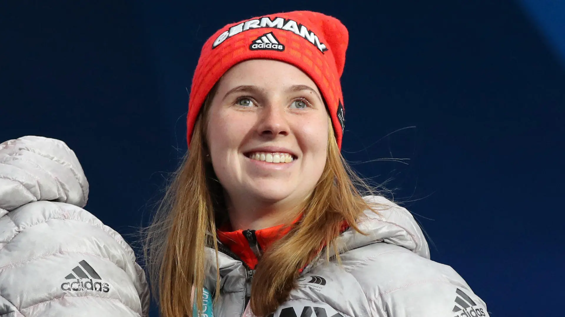 17.03.2018, Südkorea, Pyeongchang: 17.03.2018, Südkorea, Pyeongchang: Paralympics, Olympic Stadium. Clara Klug und ihr Guide Martin Härtl aus Deutschland freuen sich über ihre Bronzemedaille im Biathlon 12,5 km Damen, sehbehindert. (zu dpa: «Para-Biathlon-Weltmeisterin Klug beendet wegen Depressionen Karriere») Foto: Karl-Josef Hildenbrand/dpa +++ dpa-Bildfunk +++