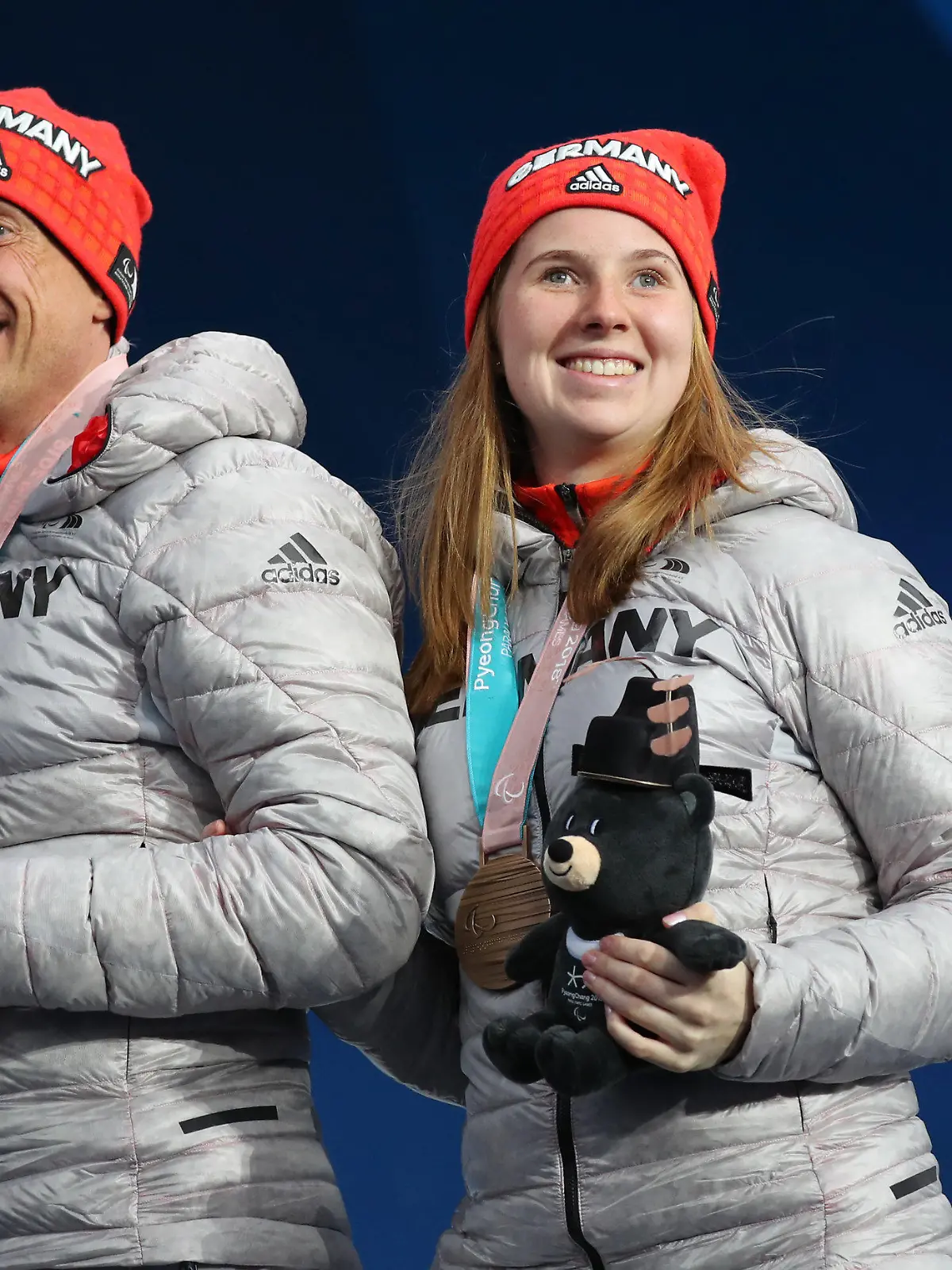 17.03.2018, Südkorea, Pyeongchang: 17.03.2018, Südkorea, Pyeongchang: Paralympics, Olympic Stadium. Clara Klug und ihr Guide Martin Härtl aus Deutschland freuen sich über ihre Bronzemedaille im Biathlon 12,5 km Damen, sehbehindert. (zu dpa: «Para-Biathlon-Weltmeisterin Klug beendet wegen Depressionen Karriere») Foto: Karl-Josef Hildenbrand/dpa +++ dpa-Bildfunk +++