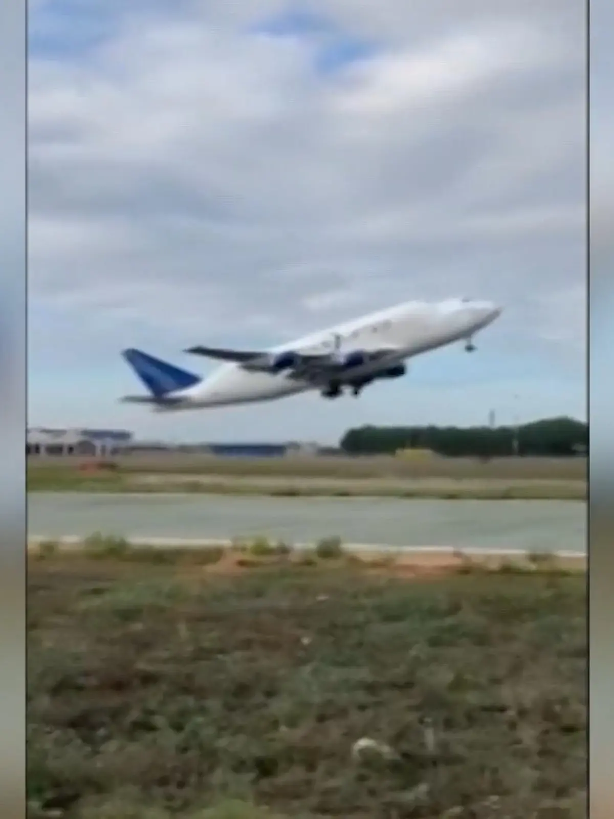 Eine Boeing 747 hat nach dem Start einen ihrer Reifen verloren.