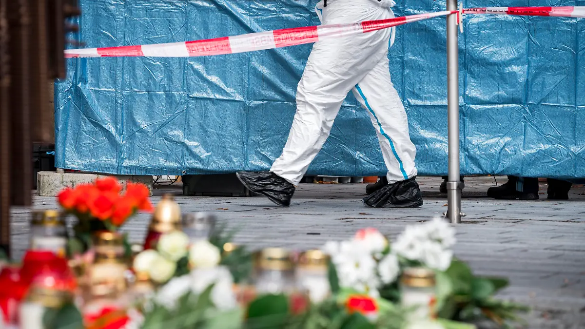 ARCHIV - 13.03.2023, Bayern, Lichtenfels: Ein Mitarbeiter der Spurensicherung geht in den abgesperrten Bereich vor dem Blumengeschäft, in dem eine leblose Frau aufgefunden wurde. Spaziergänger hatten die tote 50-Jährige in dem Blumenladen in der Lichtenfelser Innenstadt entdeckt. Für den Mord an einer Blumenverkäuferin in Oberfranken ist ein 18-Jähriger zu einer Jugendstrafe von neuneinhalb Jahren verurteilt worden. (zu dpa: «Neuneinhalbjahre Jugendstrafe für Mord an Blumenverkäuferin») Foto: Daniel Vogl/dpa +++ dpa-Bildfunk +++