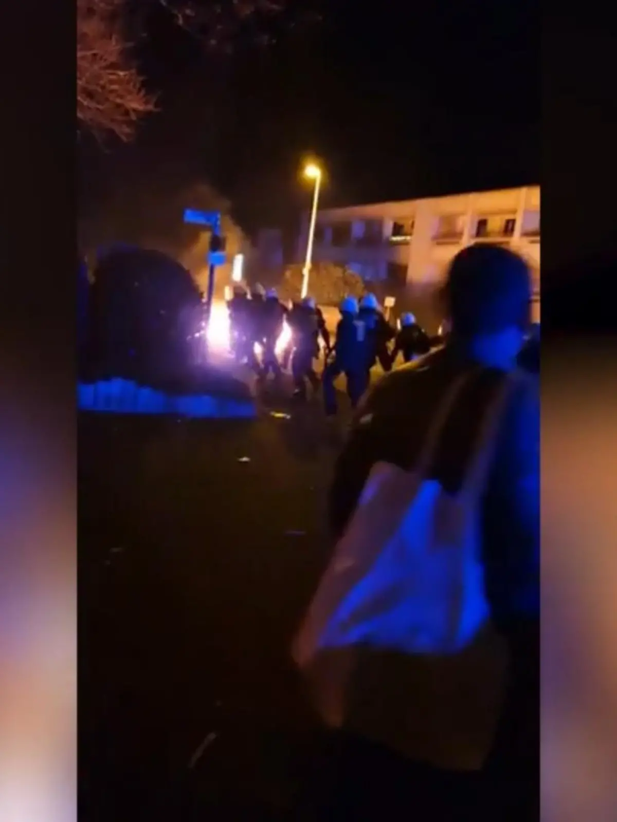 Bild zu: "Einsatzkräfte in Hinterhalt gelockt"