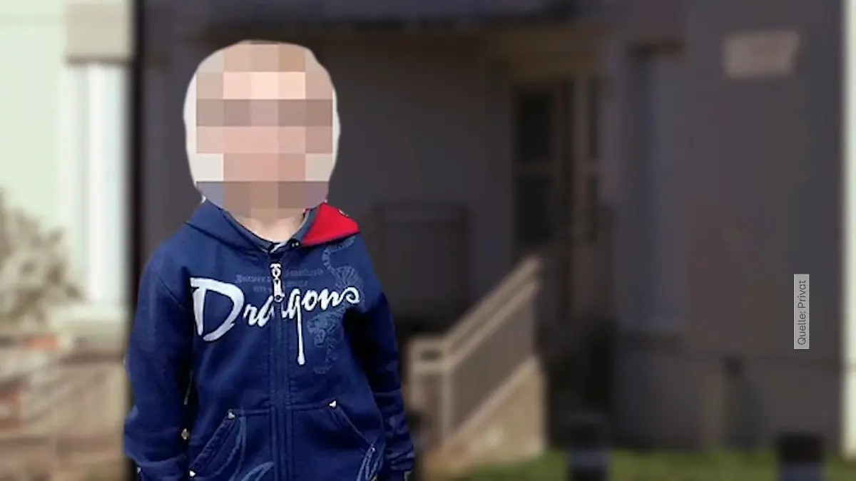 Junge (9) lebt zwei Jahre allein Seine Mutter vergnügt sich bei ihrer Freundin