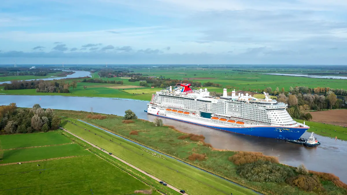 Das neue Kreuzfahrtschiff der Papenburger Meyer Werft «Carnival Jubilee»wird über die Ems zur Nordsee überführt (Luftaufnahme mit einer Drohne). Die Ankunft im niederländischen Eemshaven ist laut Werft für den Morgen des 31. Oktober geplant.