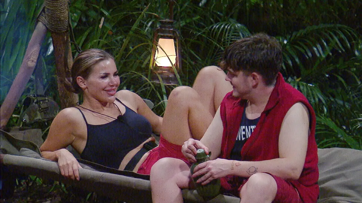 ACHTUNG: SPERRFRIST FÜR ALLE MEDIEN BIS ZUM SHOWENDE, DIENSTAG, 30.01.2024, 24:00 UHR !!! Tag 12 im Camp. Sex, Sex, Sex! Für Kim Virginia und Twenty4Tim gibt es am Abend nur ein Thema. Wie machst du es? Was magst du? Wo hast du es schon gemacht? Mit oder ohne Kondom?
+++ Die Verwendung des sendungsbezogenen Materials ist nur mit dem Hinweis und Verlinkung auf RTL+ gestattet. +++