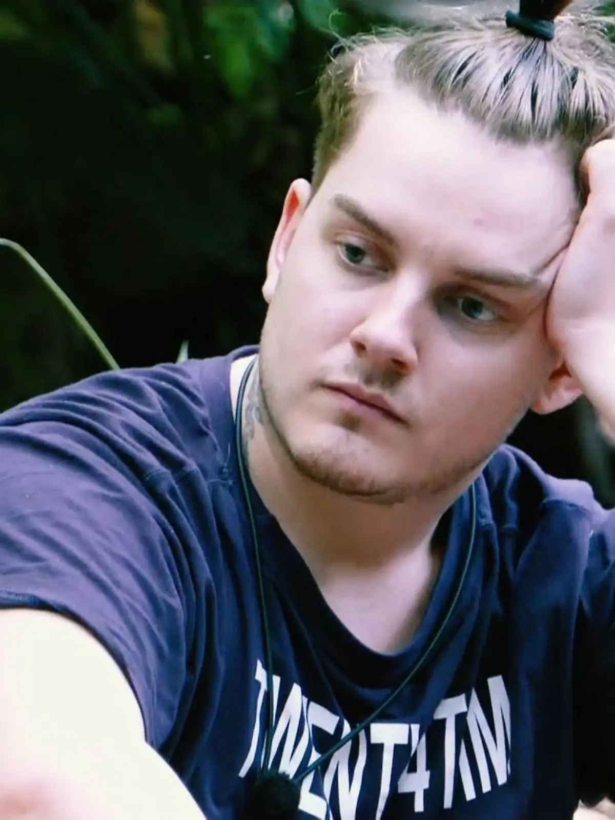 Ist das echt oder nur ein Plan? Twenty4Tim zeigt sich im Dschungelcamp ungewohnt zerbrechlich.