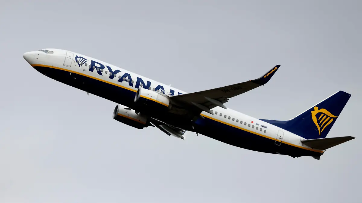 ARCHIV - 08.07.2022, Nordrhein-Westfalen, Köln: Eine Passagiermaschine der Fluggesellschaft Ryanair startet am Flughafen Köln/Bonn. Der Billigflieger Ryanair will angesichts von teurem Sprit die Preise anheben. (zu dpa "Teurer Sprit und große Nachfrage - Ryanair will Flugpreise anheben") Foto: Thomas Banneyer/dpa +++ dpa-Bildfunk +++