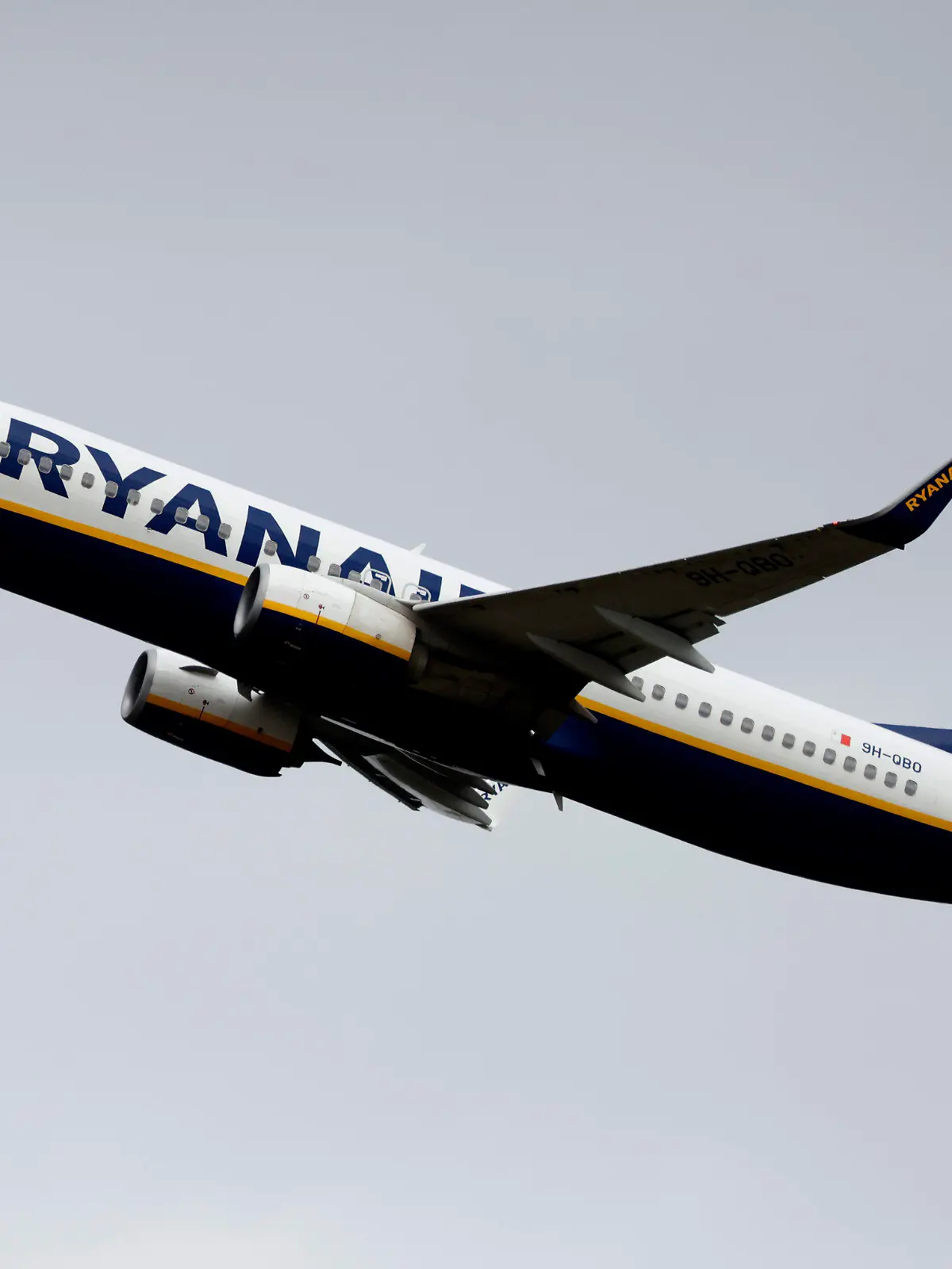 ARCHIV - 08.07.2022, Nordrhein-Westfalen, Köln: Eine Passagiermaschine der Fluggesellschaft Ryanair startet am Flughafen Köln/Bonn. Der Billigflieger Ryanair will angesichts von teurem Sprit die Preise anheben. (zu dpa "Teurer Sprit und große Nachfrage - Ryanair will Flugpreise anheben") Foto: Thomas Banneyer/dpa +++ dpa-Bildfunk +++