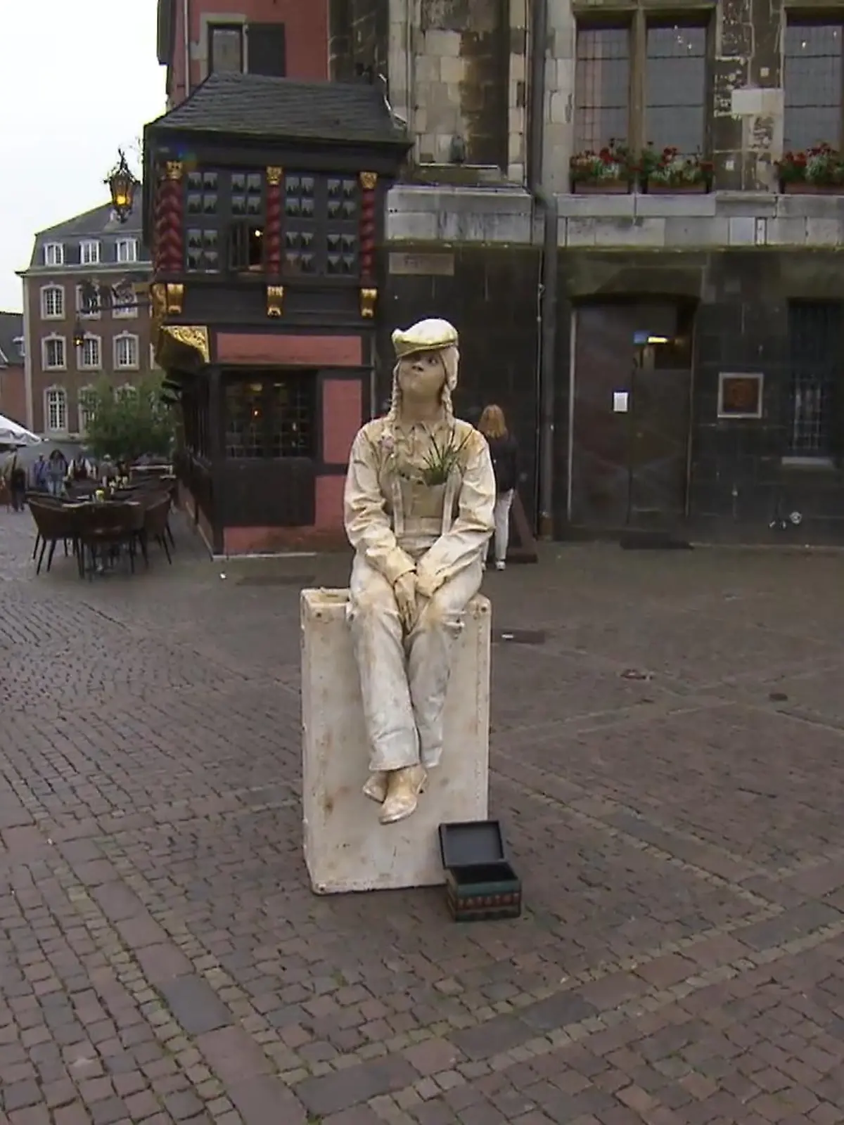 Bild zu: "15-Jährige wird zur Statue"