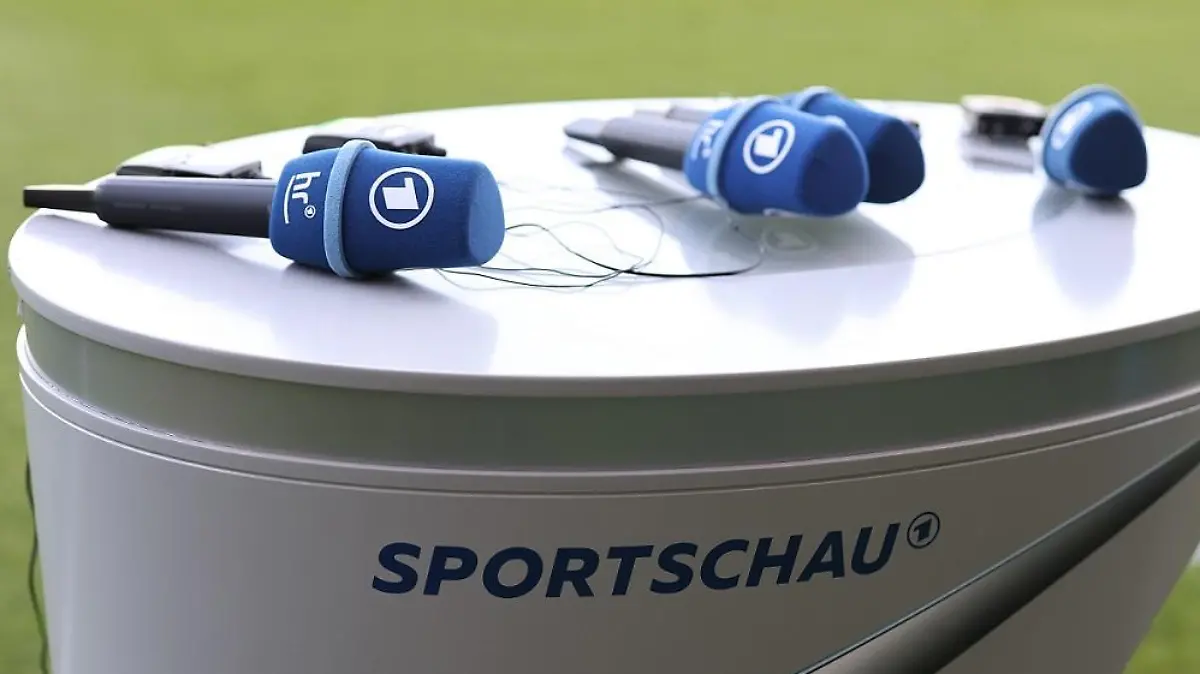 firo : 27.09.2023, Fussball, Fußball, DFB-Pokal, Saison 2023/2024, 1.Hauptrunde, SV Wehen Wiesbaden - RB Leipzig SPORTSCHAU Pult, ARD, Mikrofone, HR Hessischer Rundfunk
