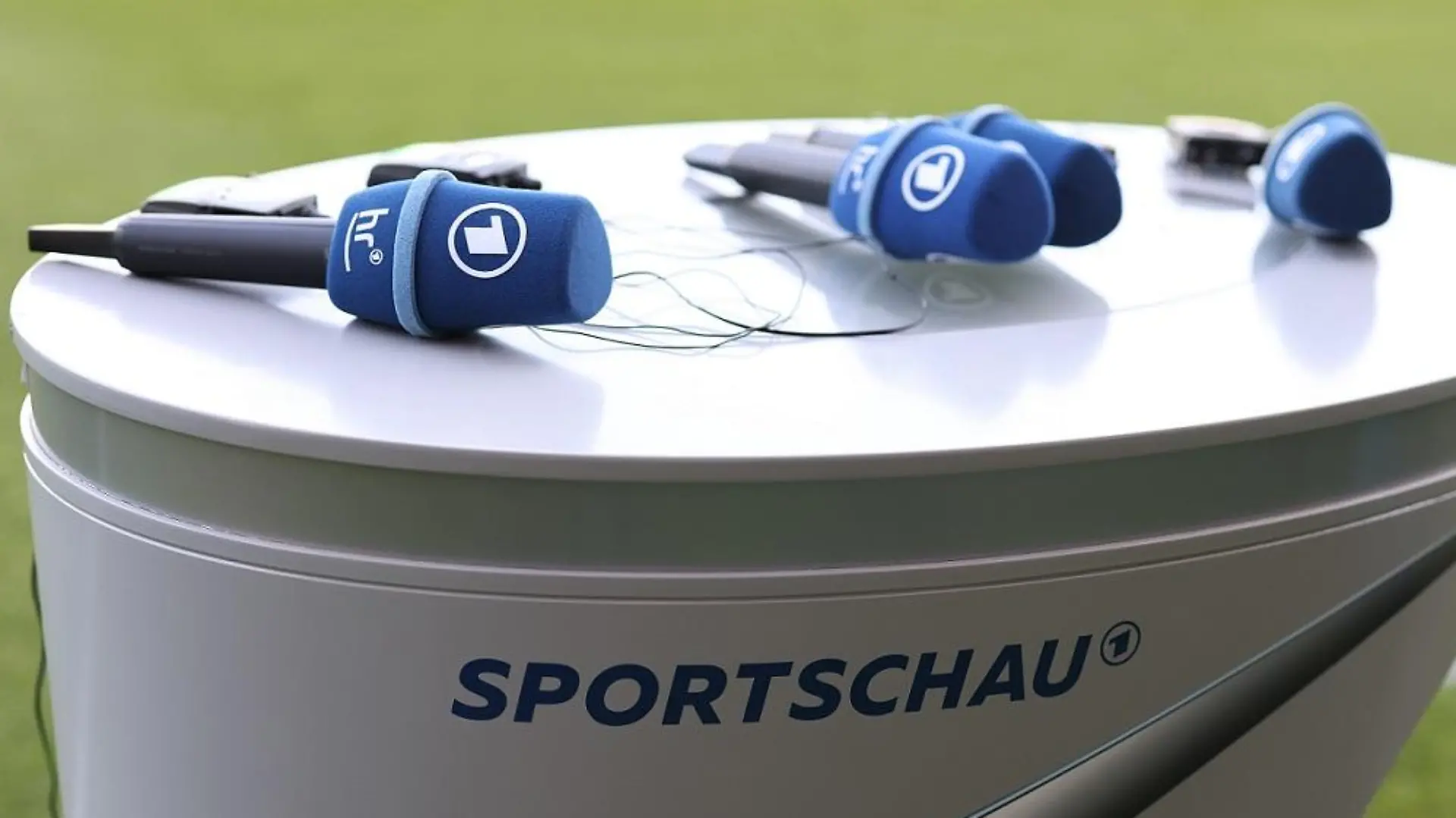 firo : 27.09.2023, Fussball, Fußball, DFB-Pokal, Saison 2023/2024, 1.Hauptrunde, SV Wehen Wiesbaden - RB Leipzig SPORTSCHAU Pult, ARD, Mikrofone, HR Hessischer Rundfunk
