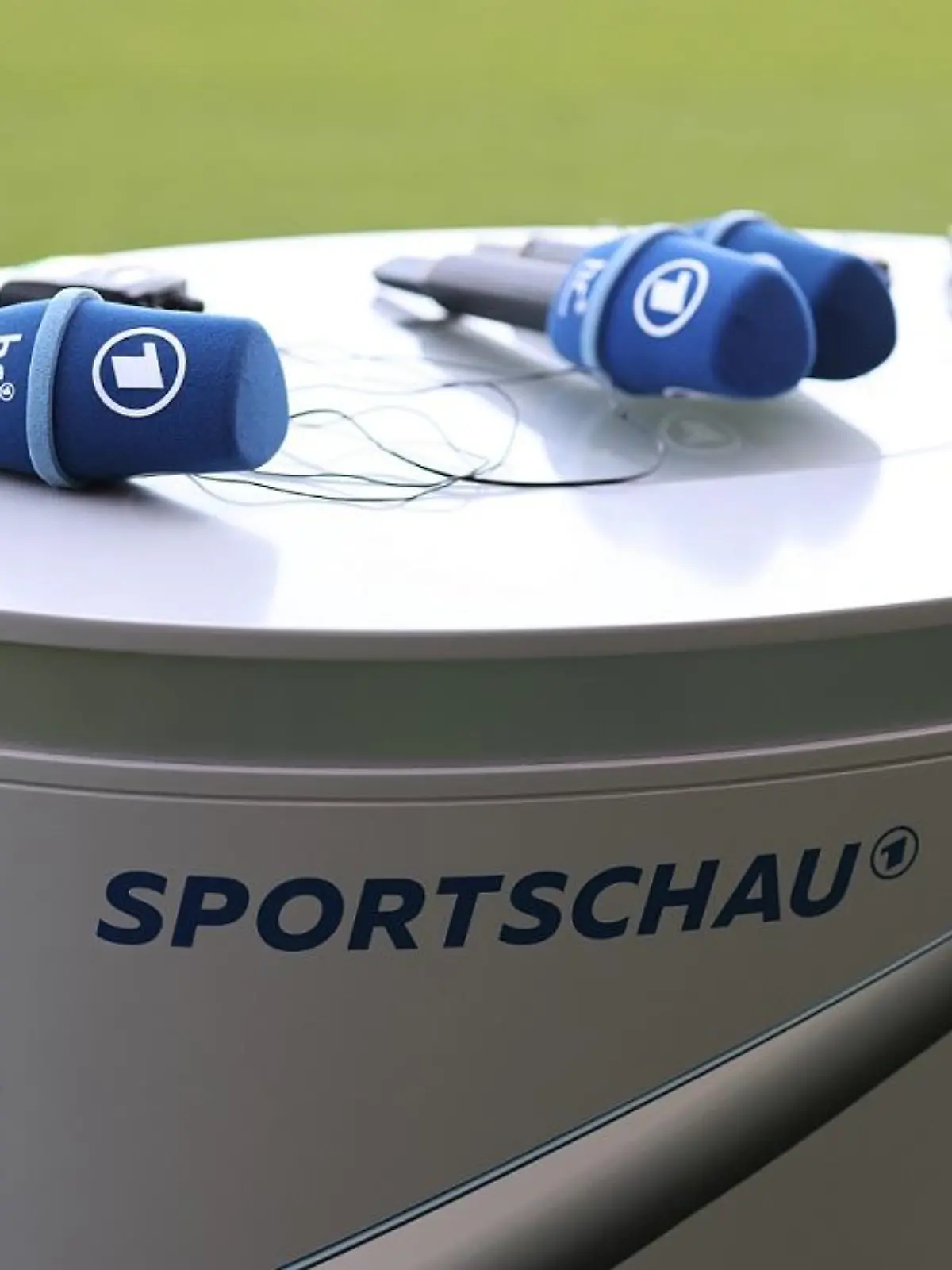 firo : 27.09.2023, Fussball, Fußball, DFB-Pokal, Saison 2023/2024, 1.Hauptrunde, SV Wehen Wiesbaden - RB Leipzig SPORTSCHAU Pult, ARD, Mikrofone, HR Hessischer Rundfunk
