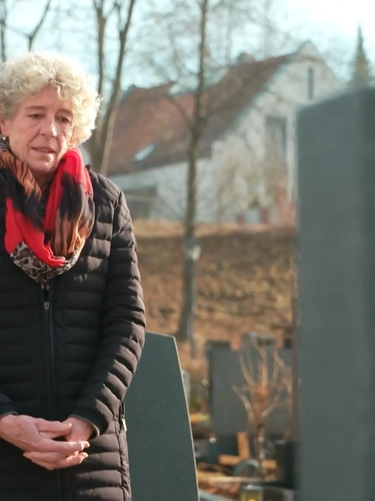 Muss man jemandem Geld überweisen, der gar nicht mehr lebt? Im Fall von Gabriele Greif sagt die deutsche Bürokratie ganz klar: ja. Seit mehr als drei Jahren zahlt die Witwe jeden Monat einen Versorgungsausgleich an die längst verstorbene Ex-Frau ihres toten Mannes. Weil eine Tote aber kein Geld beziehen kann, profitiert nur einer: der Staat. Die Rentnerin kämpft für ihr Recht.