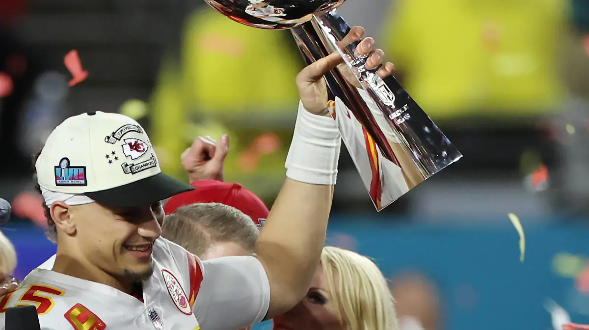 Kansas City Chiefs quarterback Patrick Mahomes holds the Vince Lombardi Trophy after the Chiefs defeated the Philadelphia Eagles 38-35 in Super Bowl LVII at State Farm Stadium in Glendale, Arizona on Sunday, February 12, 2023. Mahomes was named Super Bowl MVP. PUBLICATIONxINxGERxSUIxAUTxHUNxONLY SBP20230212190 AARONxJOSEFCZYK
