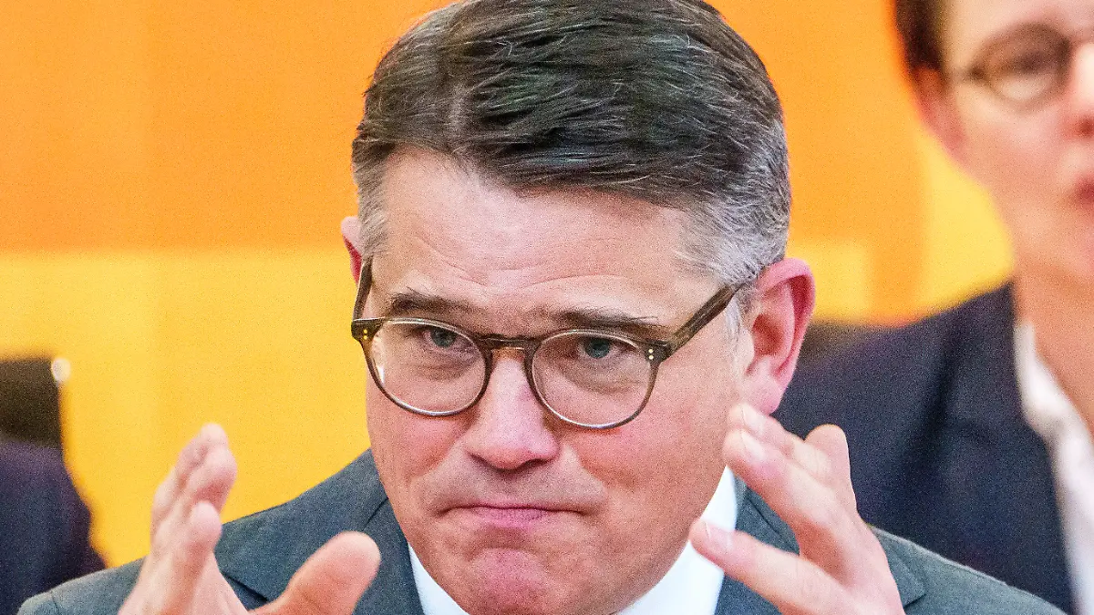 24.01.2024, Hessen, Wiesbaden: Boris Rhein (CDU), Ministerpräsident von Hessen, gibt im Landtag seine Regierungserklärung ab. Der hessische Landtag kommt zu einer Plenarsitzung zusammen. Der frisch wiedergewählte CDU-Ministerpräsidenten gibt seine Regierungserklärung unter dem Motto ·Eine für alle - die demokratisch-christlich-soziale Koalition für einen neuen Aufbruch in Hessen· ab. Foto: Andreas Arnold/dpa +++ dpa-Bildfunk +++