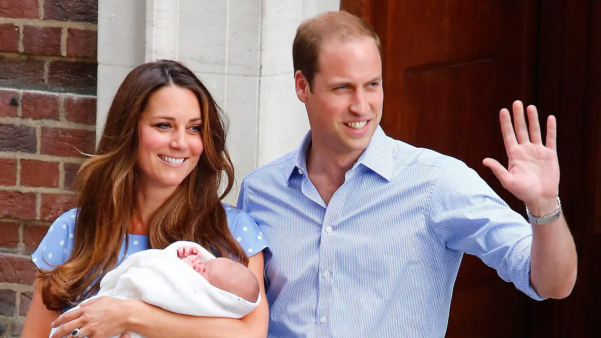 ARCHIV - 23.07.2013, Großbritannien, London: Prinz William, damals Herzog von Cambridge, und seine Frau Kate, Herzogin von Cambridge, verlassen das St. Mary's Hospital mit ihrem ersten Kind, Prinz George. (zu dpa-Korr «Die erkrankte Prinzessin: Warum Kate für die Royals so wichtig ist») Foto: Tal Cohen/epa/dpa +++ dpa-Bildfunk +++