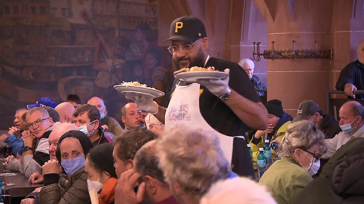 Rapper Moses Pelham serviert Obdachlosen Essen im Frankfurter Römer.