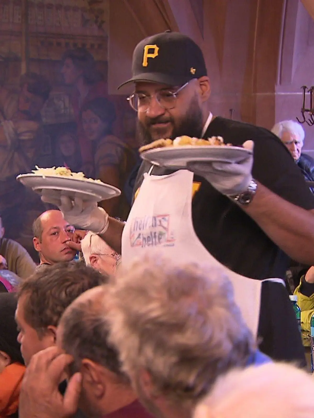 Rapper Moses Pelham serviert Obdachlosen Essen im Frankfurter Römer.