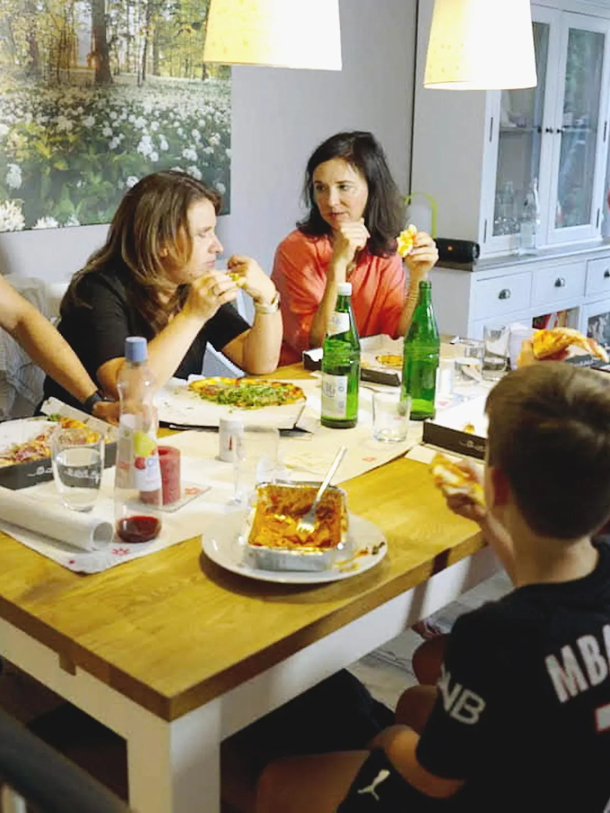 RTL-Reporterin Sonja Kolonko (3.v.l.) und ihr Sohn Levi (13) essen gemeinsam mit Alex und Eleonora sowie ihren Söhnen Moritz (13) und Philipp (8). Bei allen wurden im Urin Spuren des besonders gesundheitsschädlichen Weichmachers Di-n-hexylphtalat gefunden. Wir gehen der Frage nach, wie sich Schadstoffe in Lebensmittelverpackungen auf die Gesundheit auswirken.

+++ Die Verwendung des sendungsbezogenen Materials ist nur mit dem Hinweis und Verlinkung auf RTL+ gestattet. +++