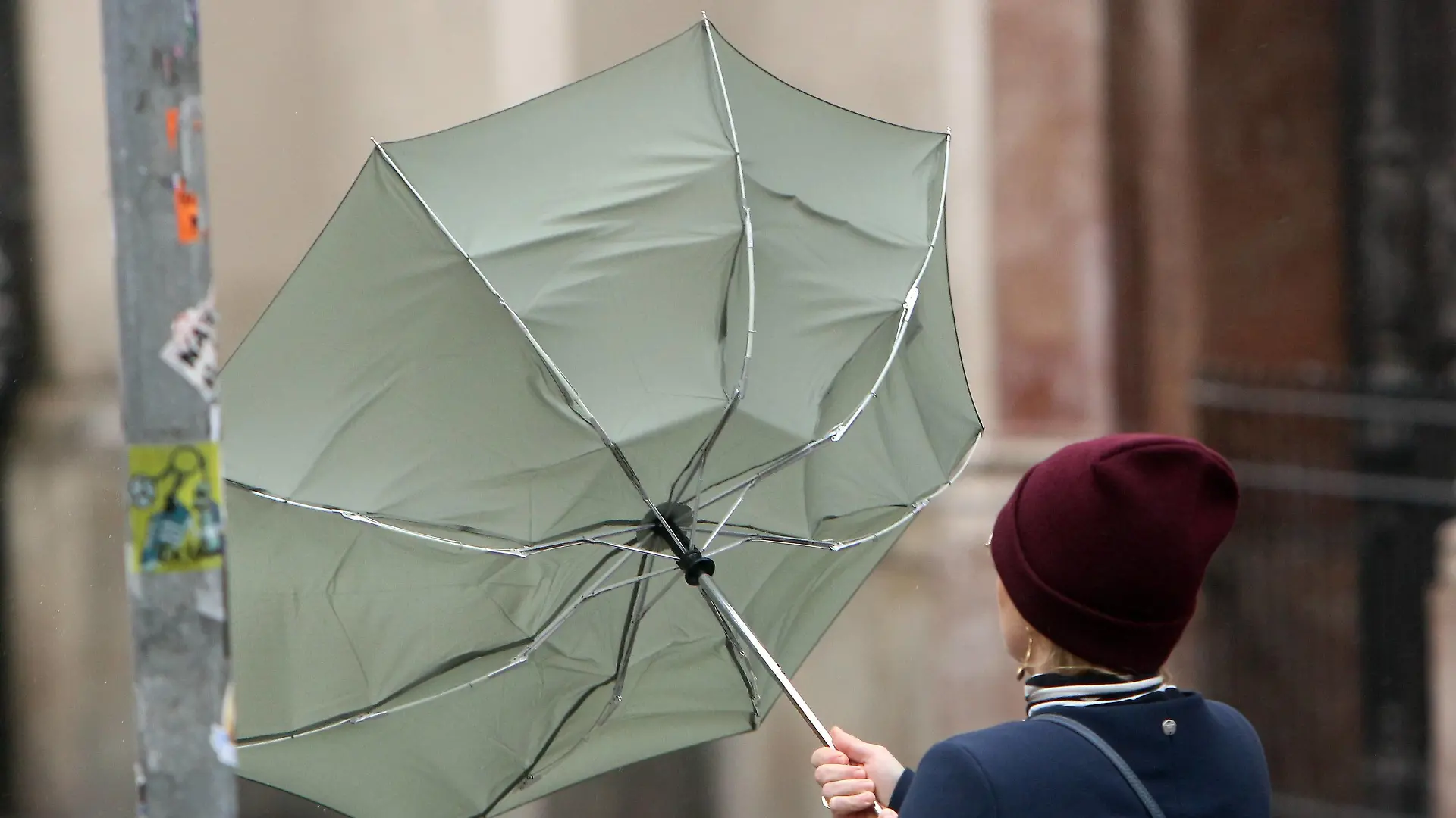 News Bilder des Tages Ein Tiefdruckgebiet sorgt für Orkanböen und Regen in der Innenstadt München, Bayern, Deutschland: Frau kämpft mit ihrem Regenschirm am Marienplatz *** A low-pressure area causes hurricanes and rain in downtown Munich Bavaria Germany woman fights with her umbrella at Marienplatz  