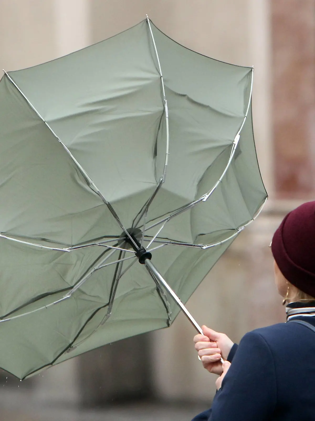 News Bilder des Tages Ein Tiefdruckgebiet sorgt für Orkanböen und Regen in der Innenstadt München, Bayern, Deutschland: Frau kämpft mit ihrem Regenschirm am Marienplatz *** A low-pressure area causes hurricanes and rain in downtown Munich Bavaria Germany woman fights with her umbrella at Marienplatz  