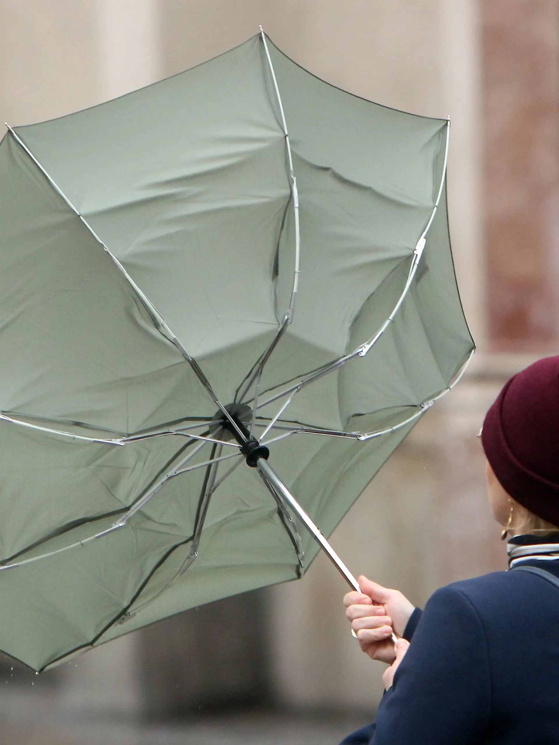 News Bilder des Tages Ein Tiefdruckgebiet sorgt für Orkanböen und Regen in der Innenstadt München, Bayern, Deutschland: Frau kämpft mit ihrem Regenschirm am Marienplatz *** A low-pressure area causes hurricanes and rain in downtown Munich Bavaria Germany woman fights with her umbrella at Marienplatz  