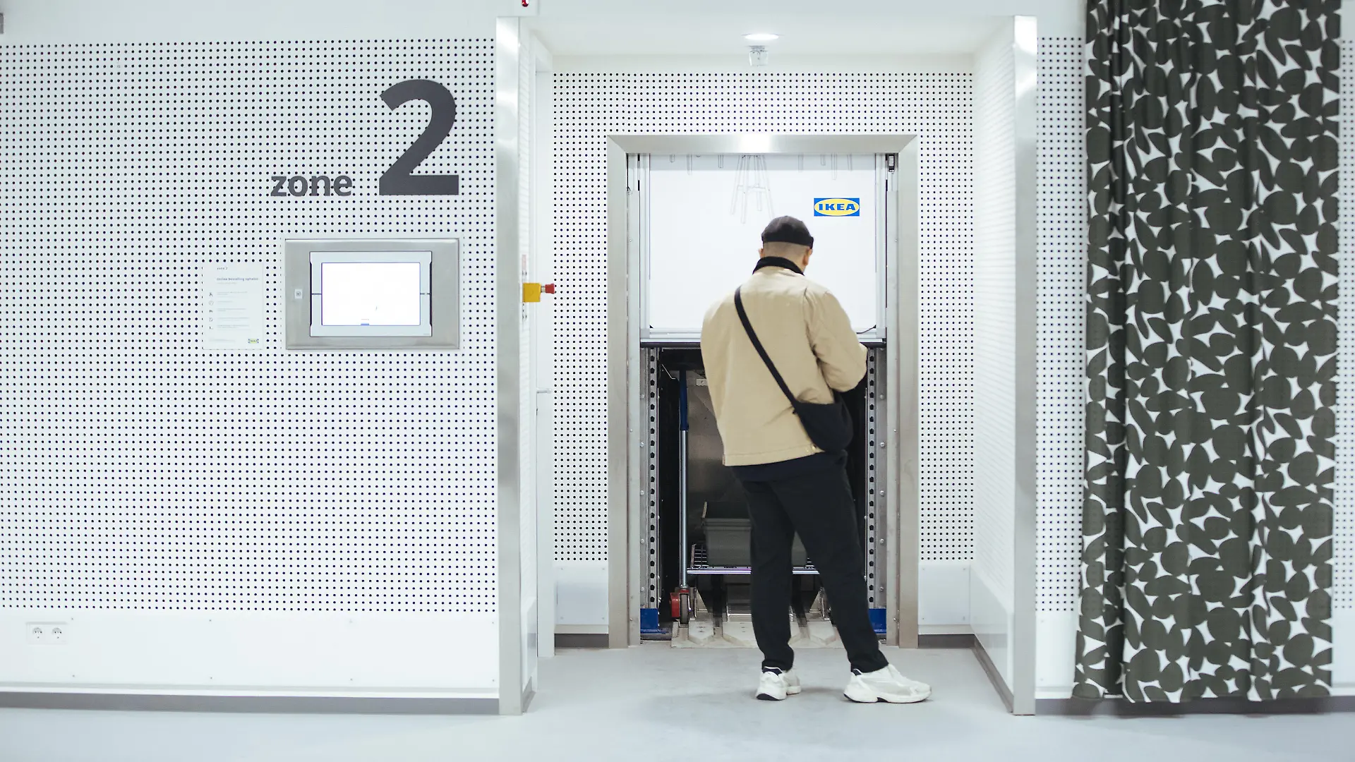 Ikea bietet in Amsterdam XXL-Abholautomaten an.