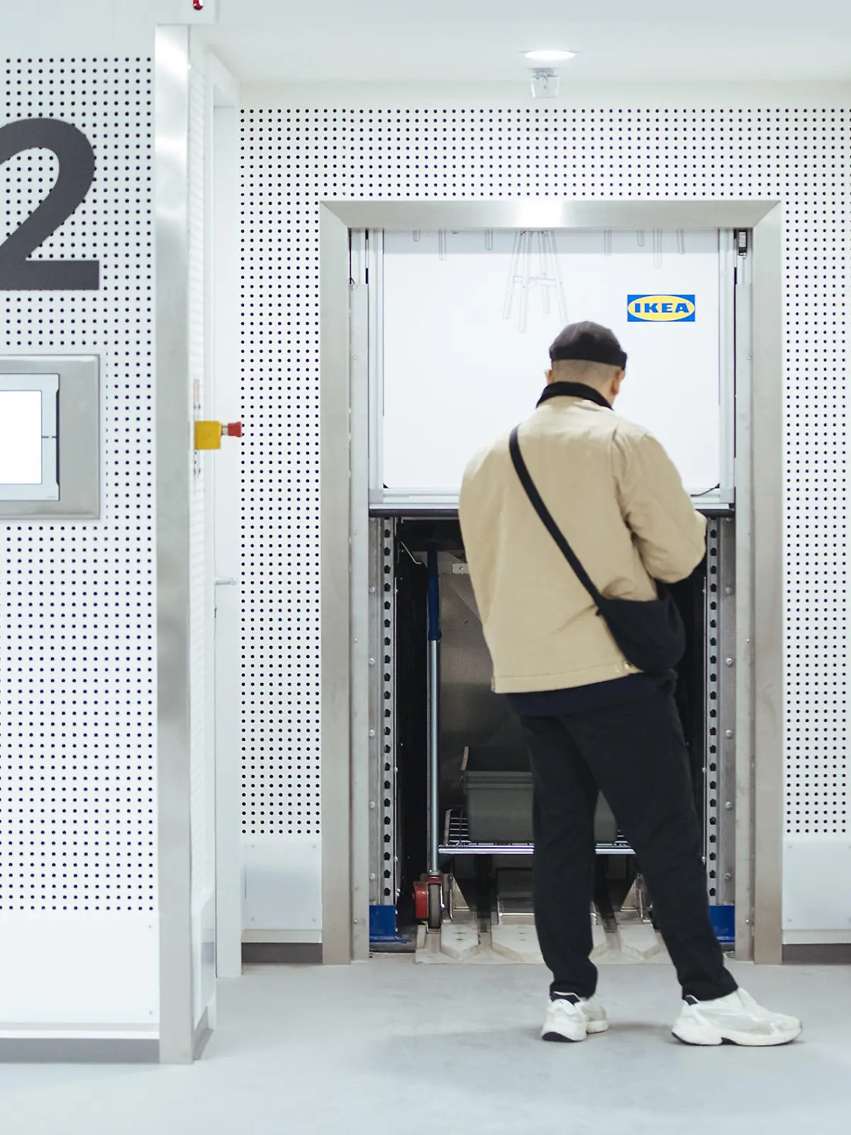 Ikea bietet in Amsterdam XXL-Abholautomaten an.