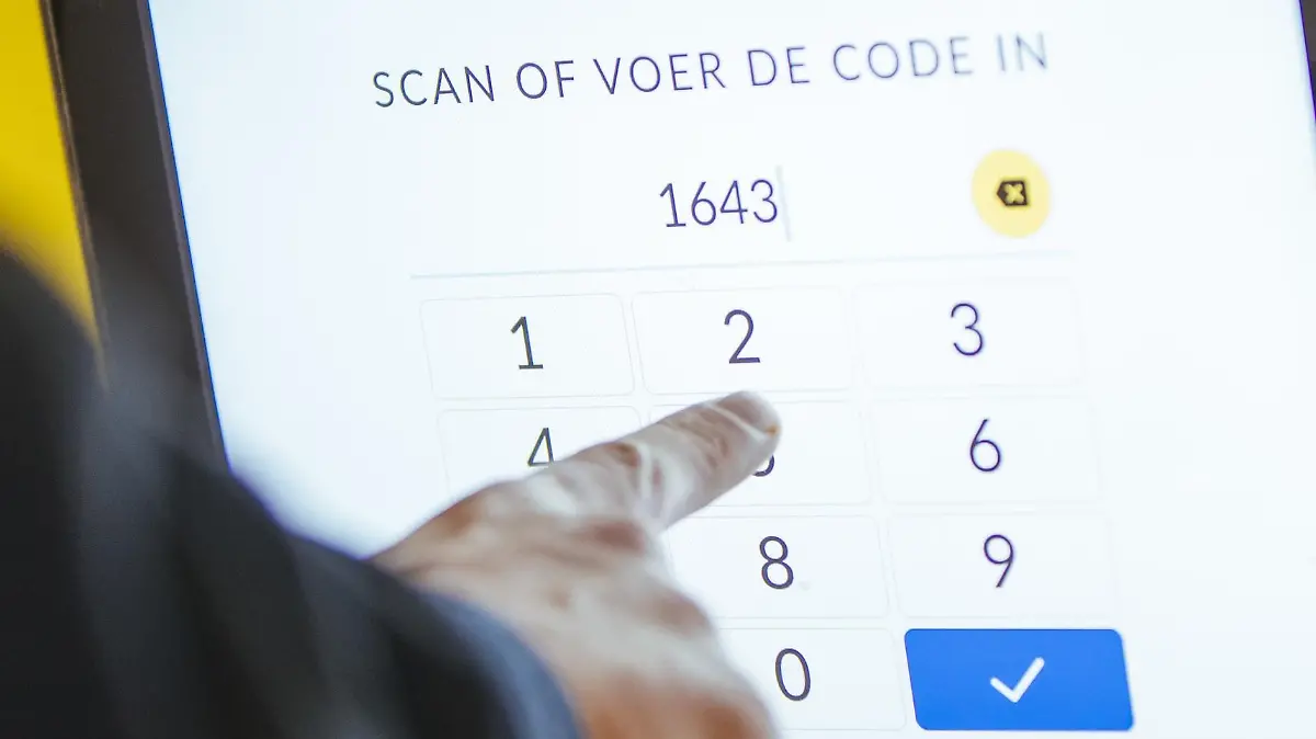 Die Ware wird an dem XXL-Automat von Ikea mit einem Code abgeholt.