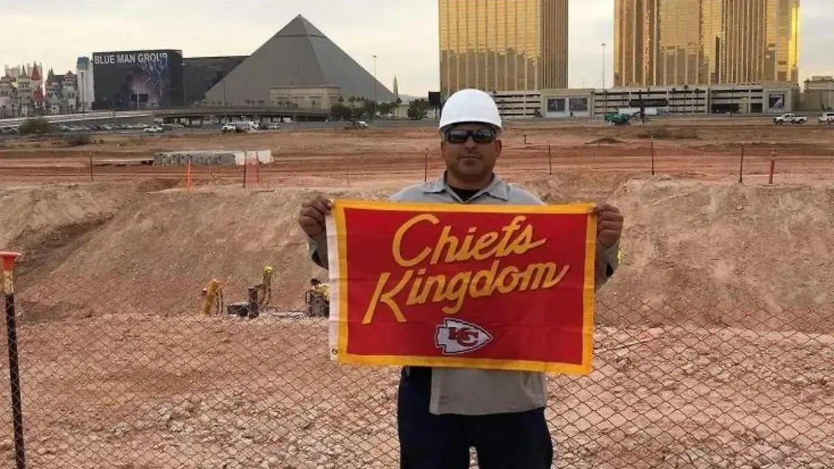 Hat er eine Chiefs-Flagge unter der Vegas-Arena verbuddelt?