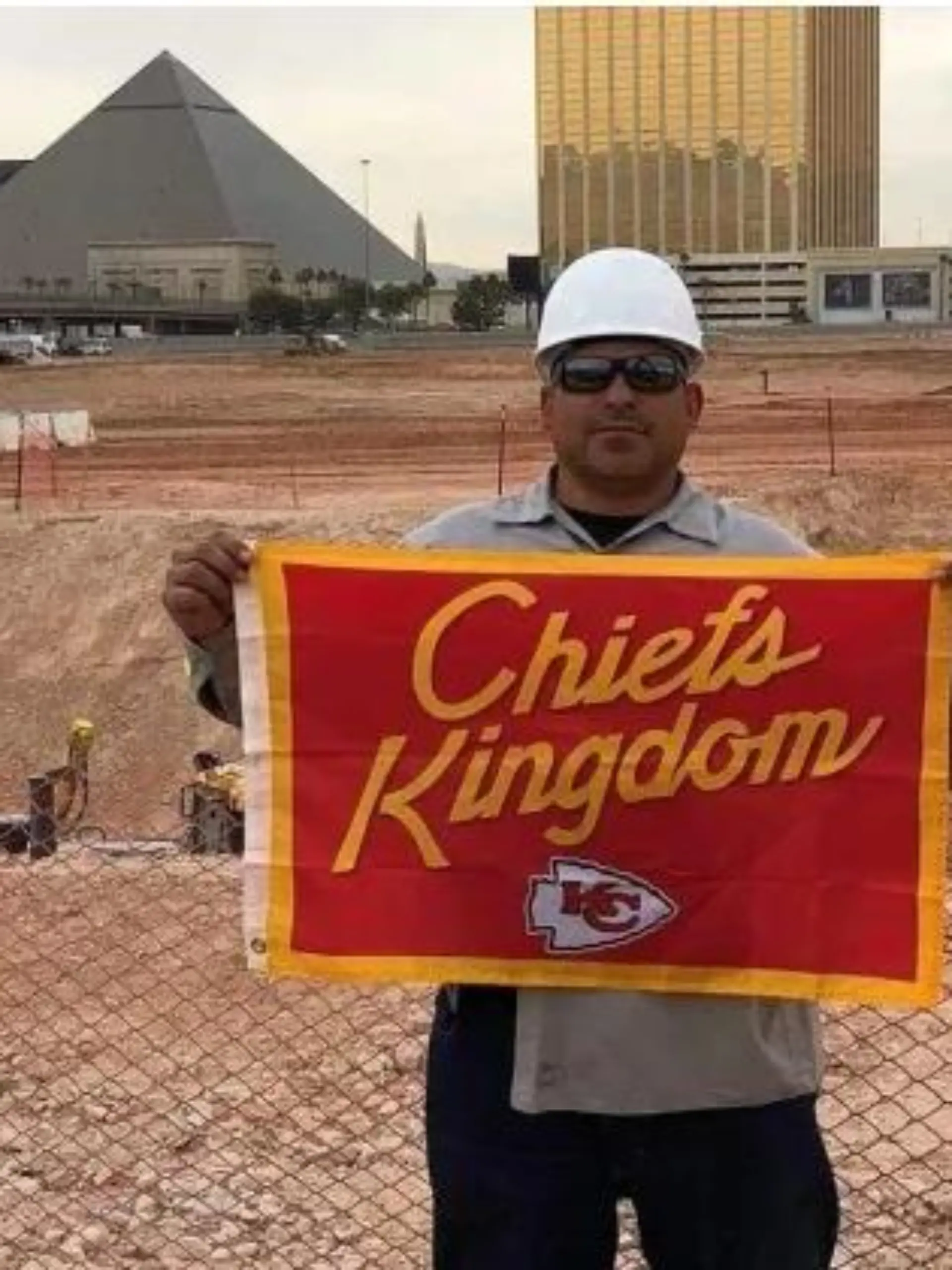 Hat er eine Chiefs-Flagge unter der Vegas-Arena verbuddelt?