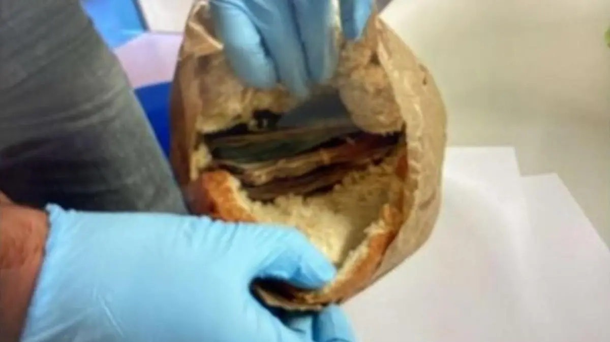 Ein Brot mit Geldbündeln darin versteckt.