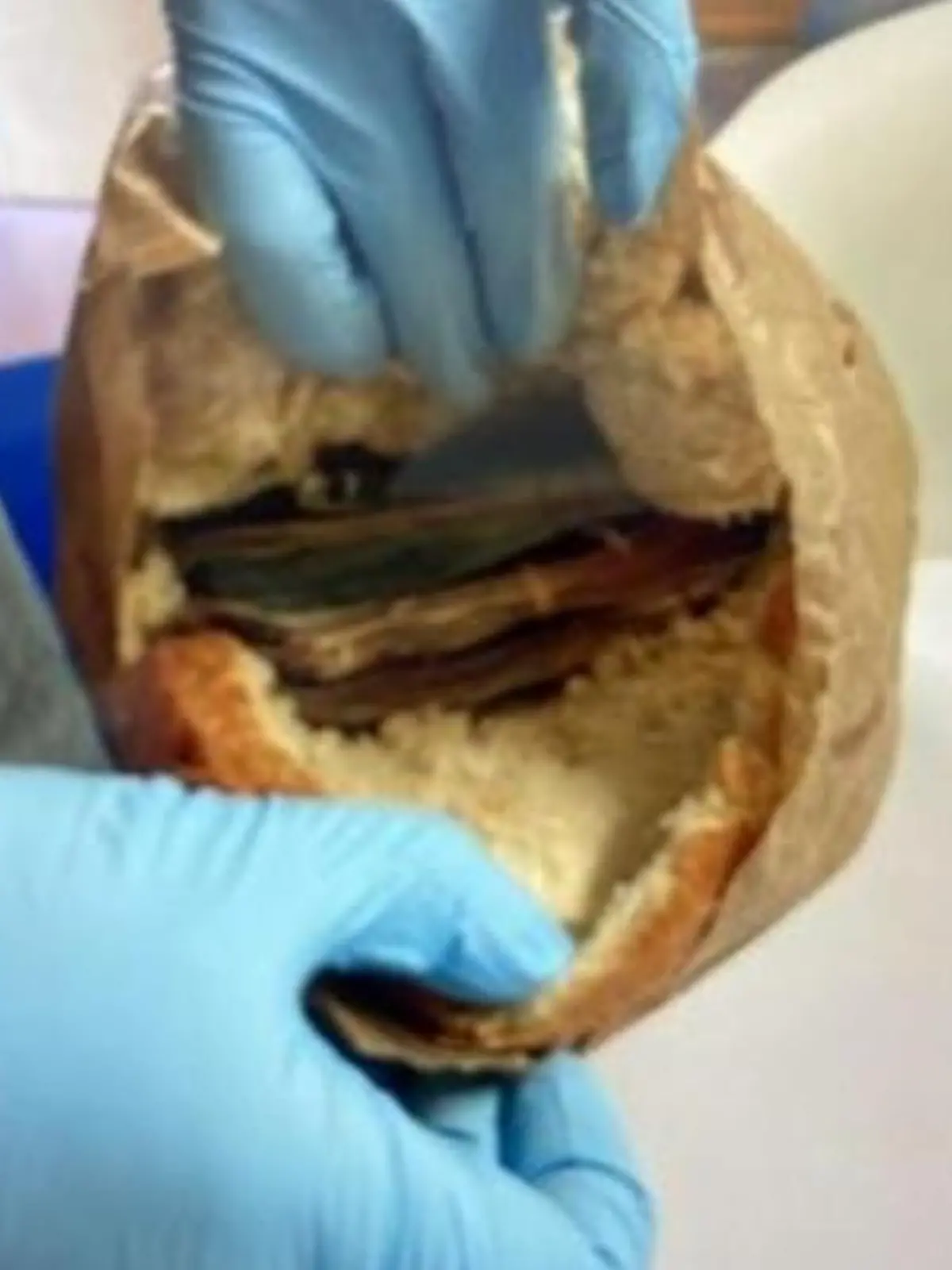 Ein Brot mit Geldbündeln darin versteckt.