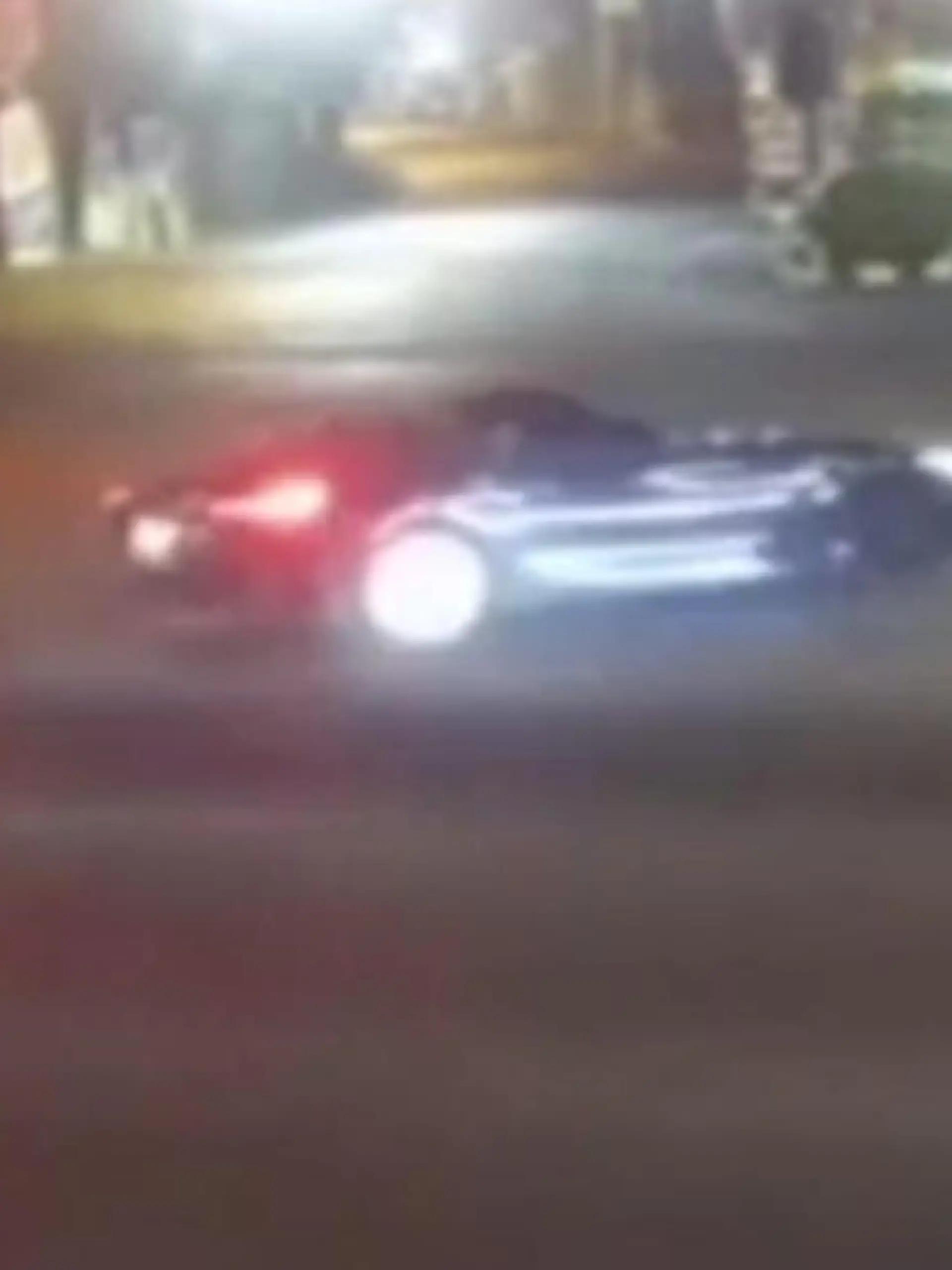Ein Verkehrsrowdy wird von einer Kamera aufgezeichnet, als er über eine Straße driftet, um seine Freundin zu Ärgern. Genau das wurde ihm dann jedoch zum Verhängnis.