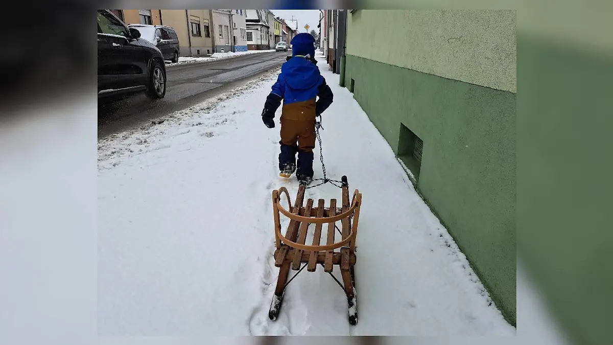 Jonas bei seiner ersten Schlittenfahrt.